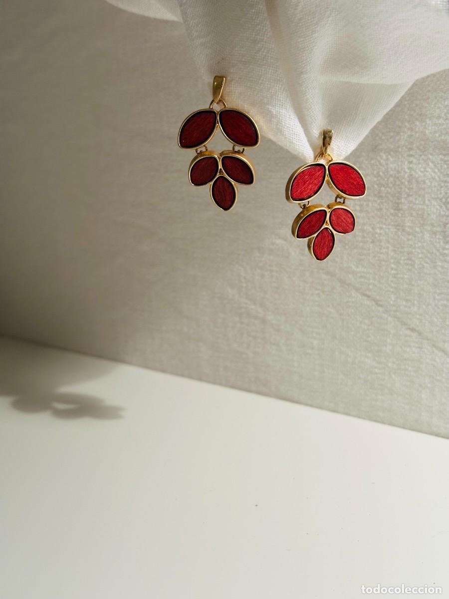Joyeria: Pendientes largos hojas rojas/burdeos. Dorado - Foto 3