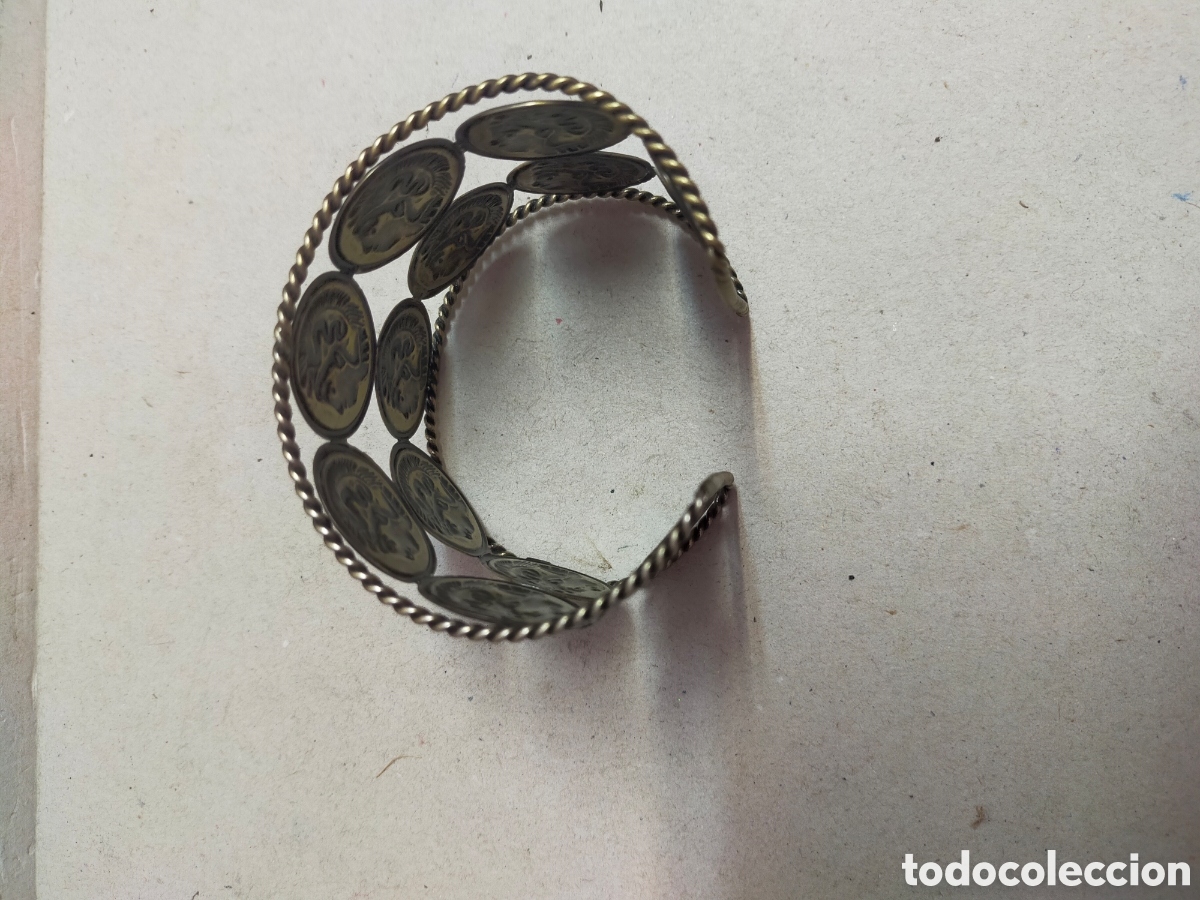 Joyeria: PULSERA RIGIDA CON SIMIL MONEDAS, EN METAL. - Foto 4