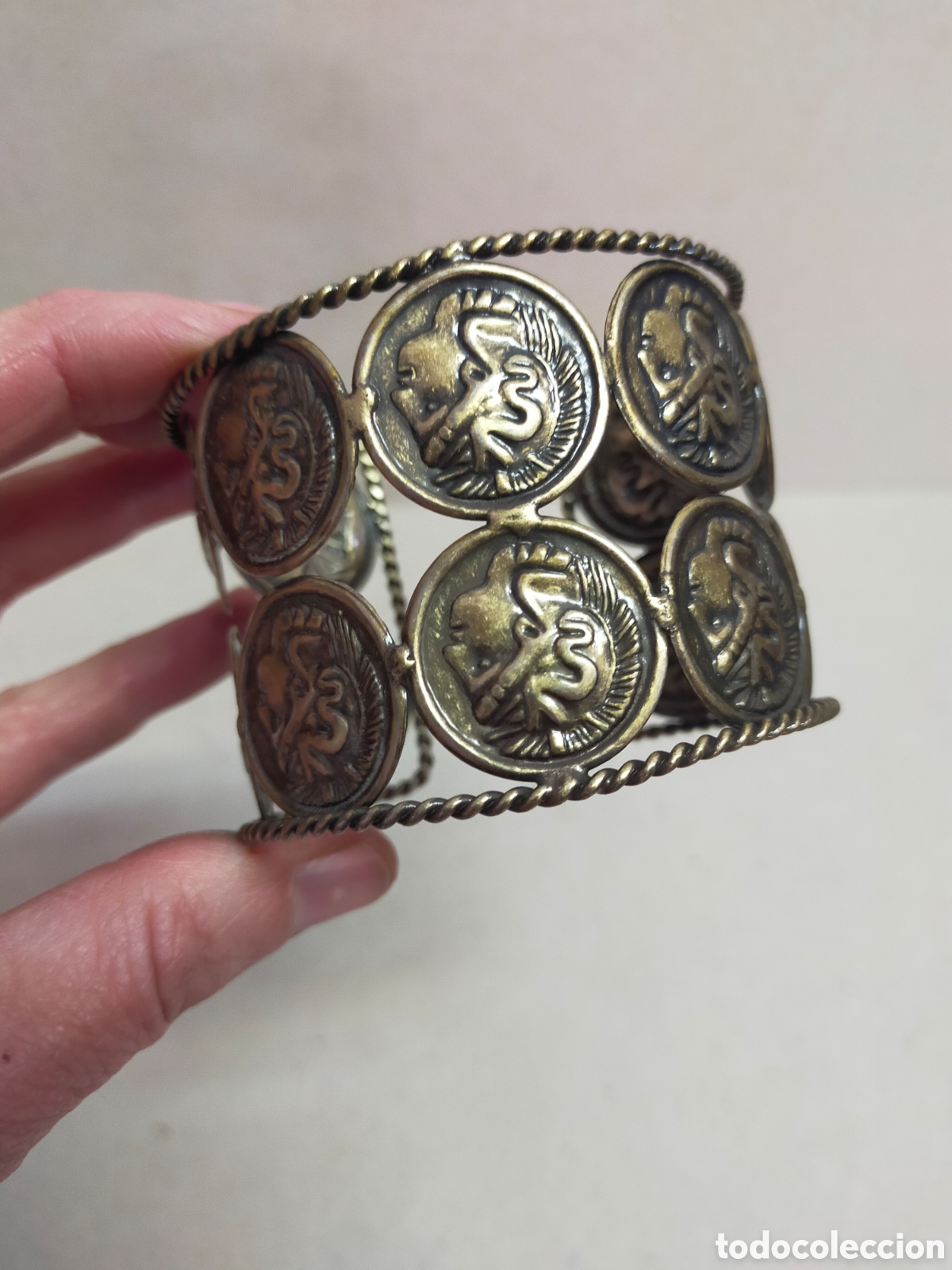 Joyeria: PULSERA RIGIDA CON SIMIL MONEDAS, EN METAL. - Foto 5