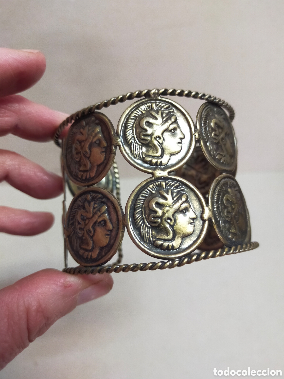 Joyeria: PULSERA RIGIDA CON SIMIL MONEDAS, EN METAL. - Foto 6
