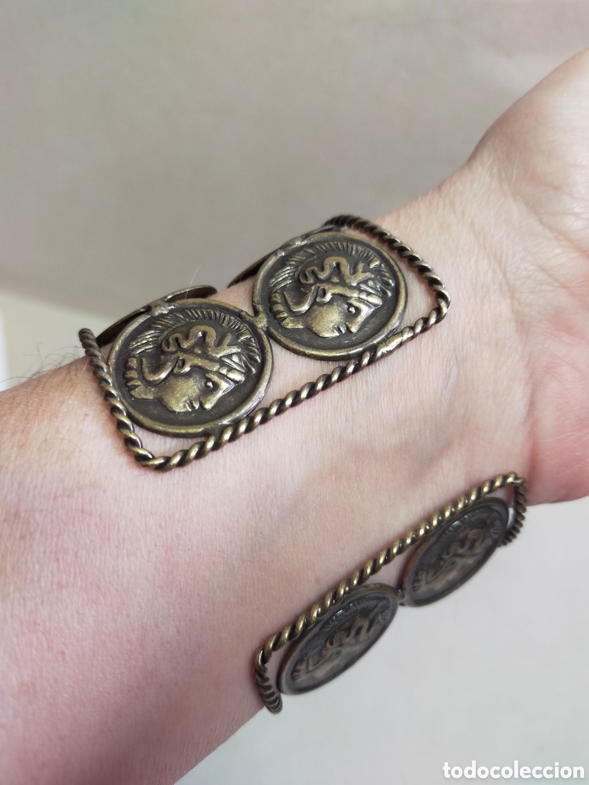 Joyeria: PULSERA RIGIDA CON SIMIL MONEDAS, EN METAL. - Foto 8