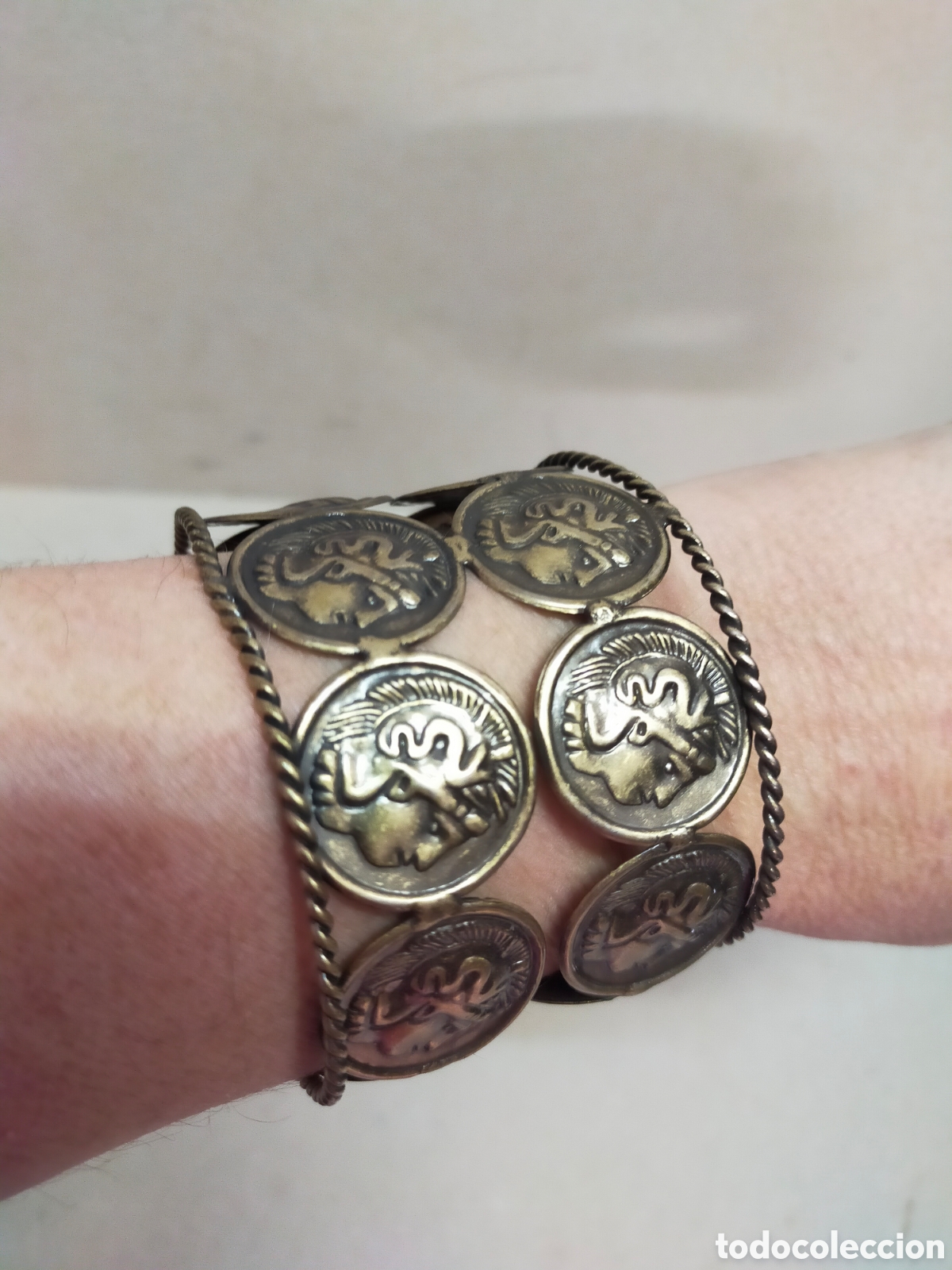 Joyeria: PULSERA RIGIDA CON SIMIL MONEDAS, EN METAL. - Foto 9