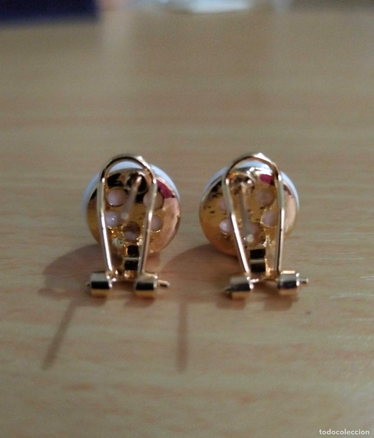 Joyeria: Pendientes dorados con perla, cierre de omega. - Foto 2