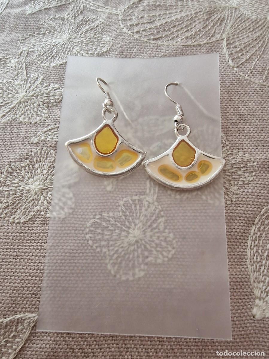 Joyeria: Pendiente artesanal forma abanico blanco-amarillo - Foto 1