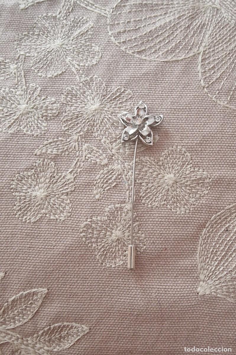 Joyeria: Alfiler met&aacute;lico flor - Foto 1
