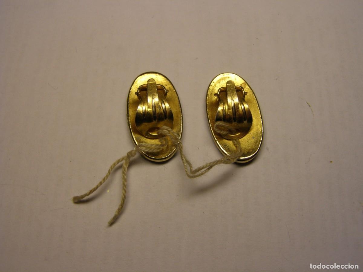 Joyeria: Par de pendientes de damasquinado toledano en oro y plata. - Foto 2