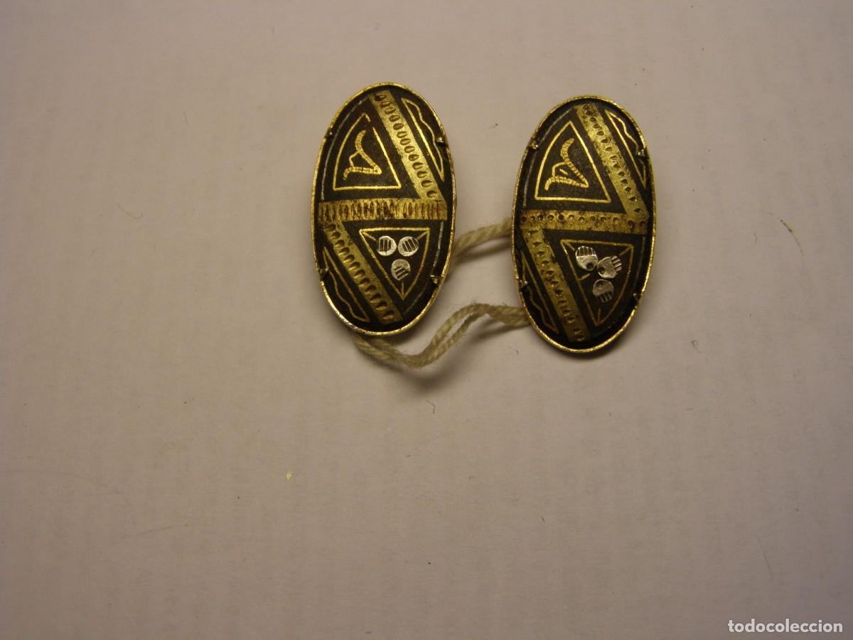 Joyeria: Par de pendientes de damasquinado toledano en oro y plata. - Foto 1