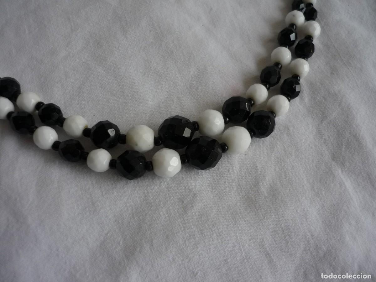 Joyeria: Collar doble de cuentas de vidrio blancas y negras - Foto 2