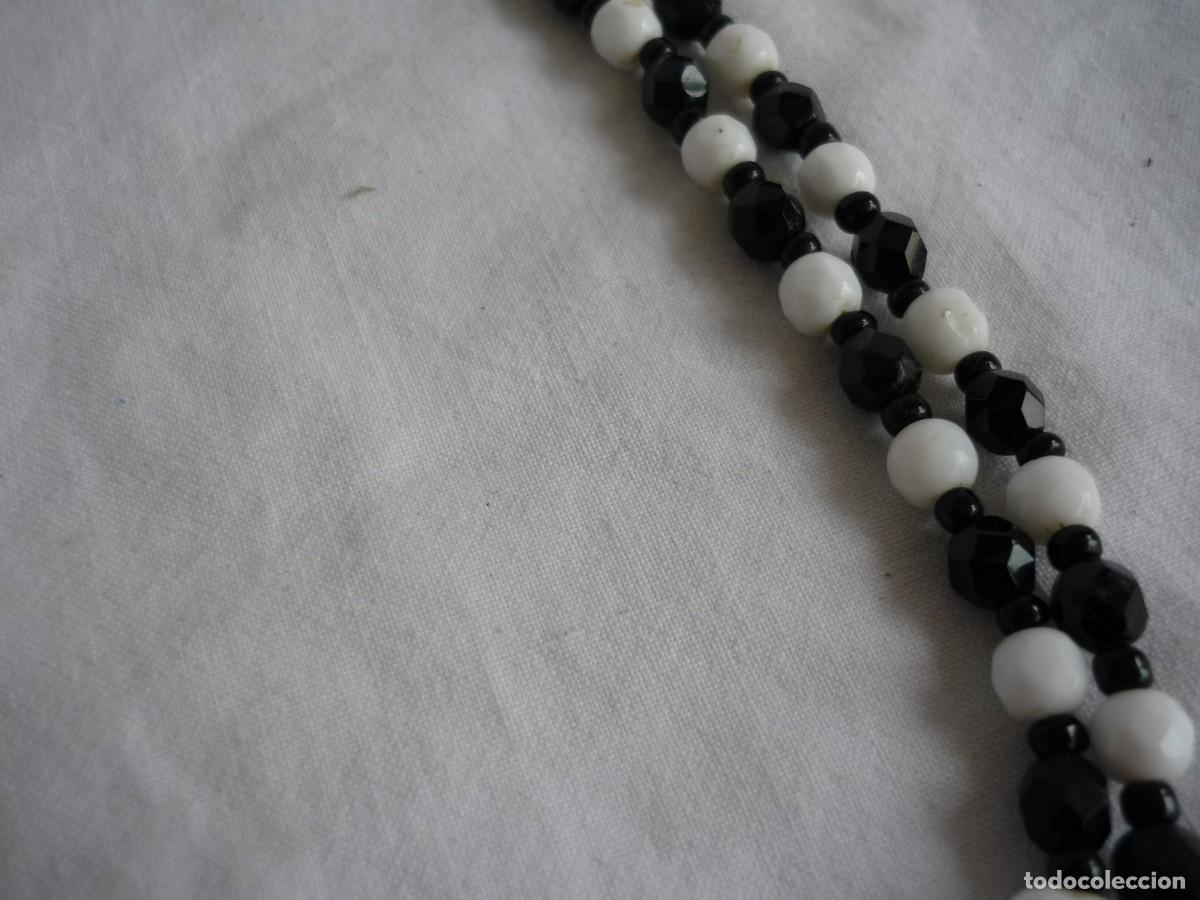 Joyeria: Collar doble de cuentas de vidrio blancas y negras - Foto 3