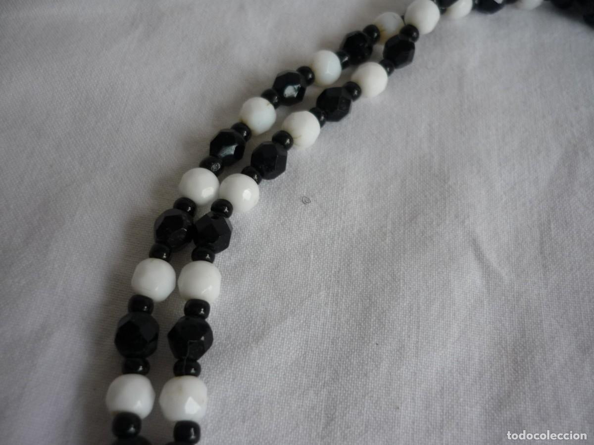 Joyeria: Collar doble de cuentas de vidrio blancas y negras - Foto 5