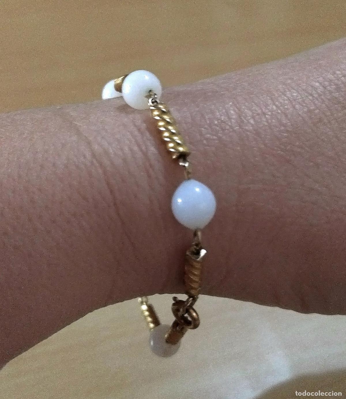 Joyeria: Pulsera dorada con cuentas de cristal blancas. - Foto 2
