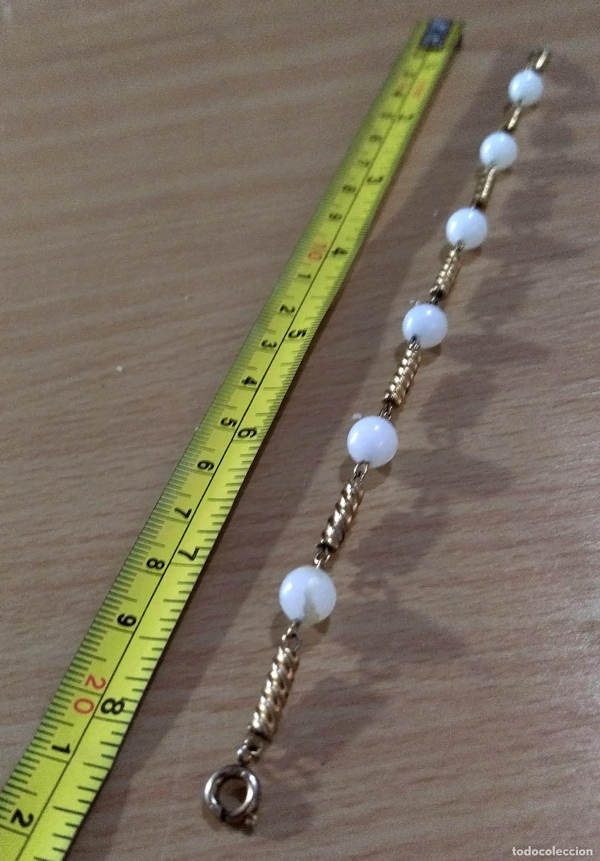 Joyeria: Pulsera dorada con cuentas de cristal blancas. - Foto 3
