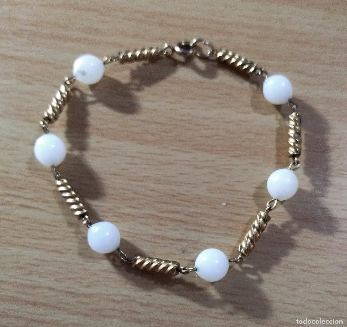 Joyeria: Pulsera dorada con cuentas de cristal blancas. - Foto 4