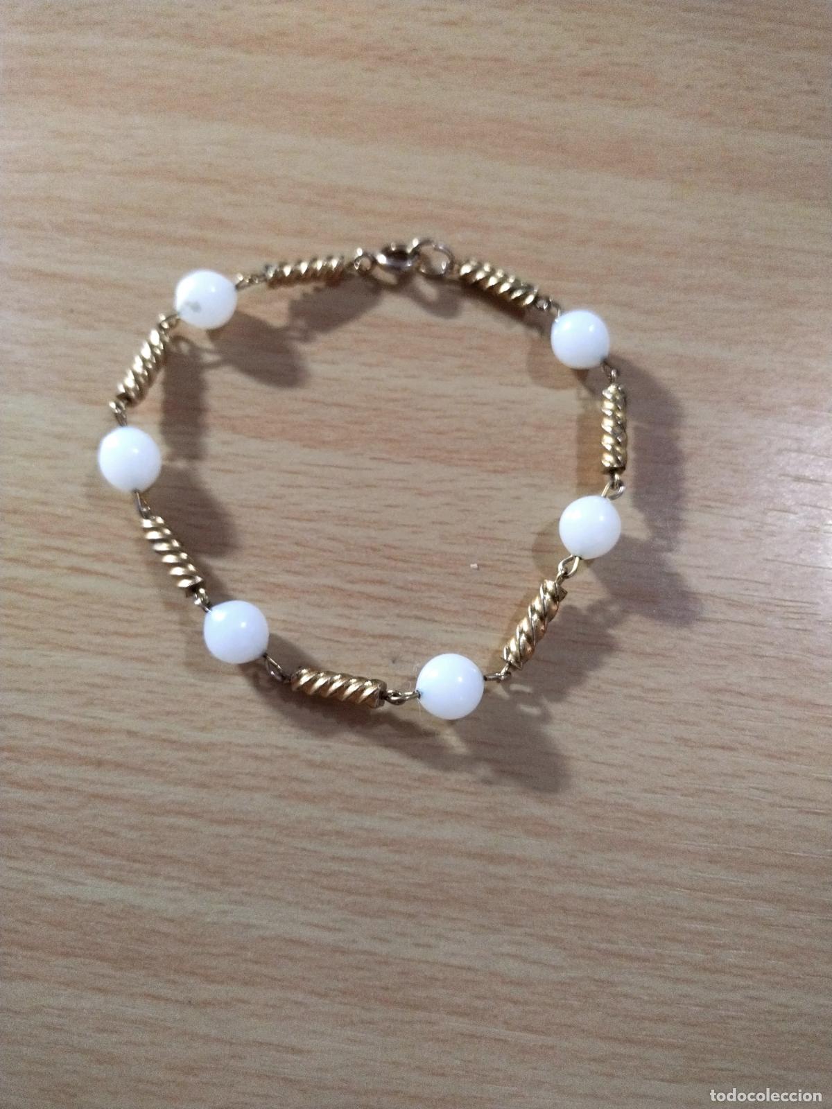 Joyeria: Pulsera dorada con cuentas de cristal blancas. - Foto 1