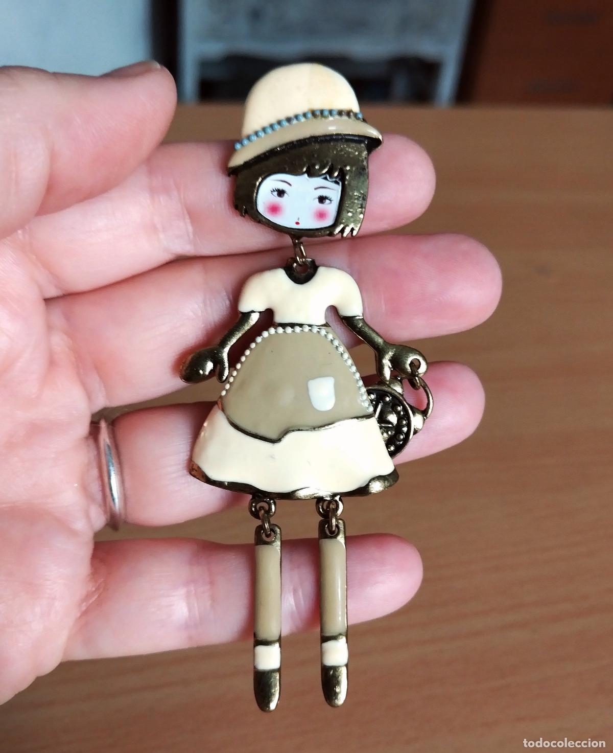Joyeria: Original broche, forma de ni&ntilde;a o mu&ntilde;eca. - Foto 2