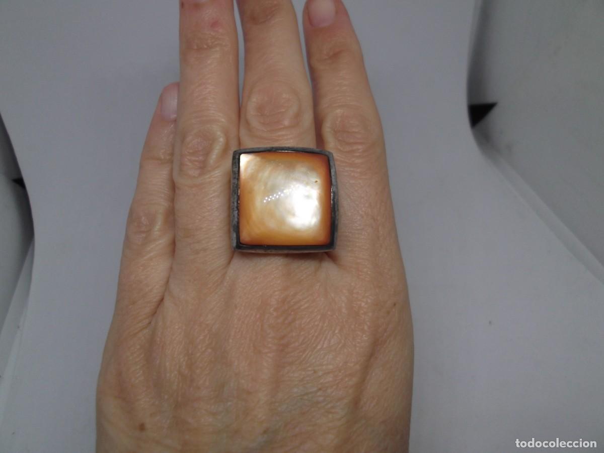 Schmuck: Anillo ancho de plata rodiada con piedra naranja.Luxenter
