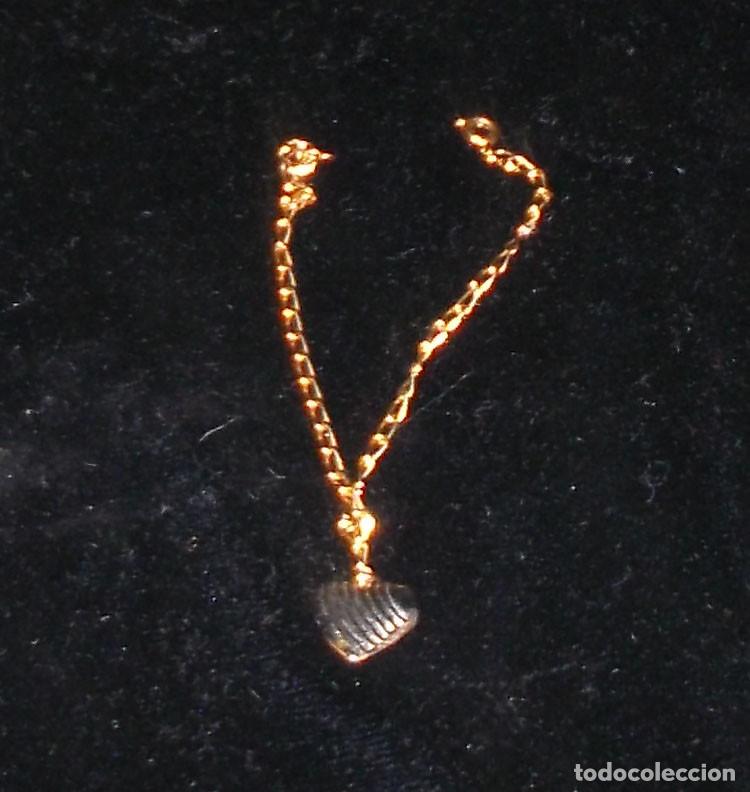 Joyeria: pulsera dorada con corazon plateado - Foto 1