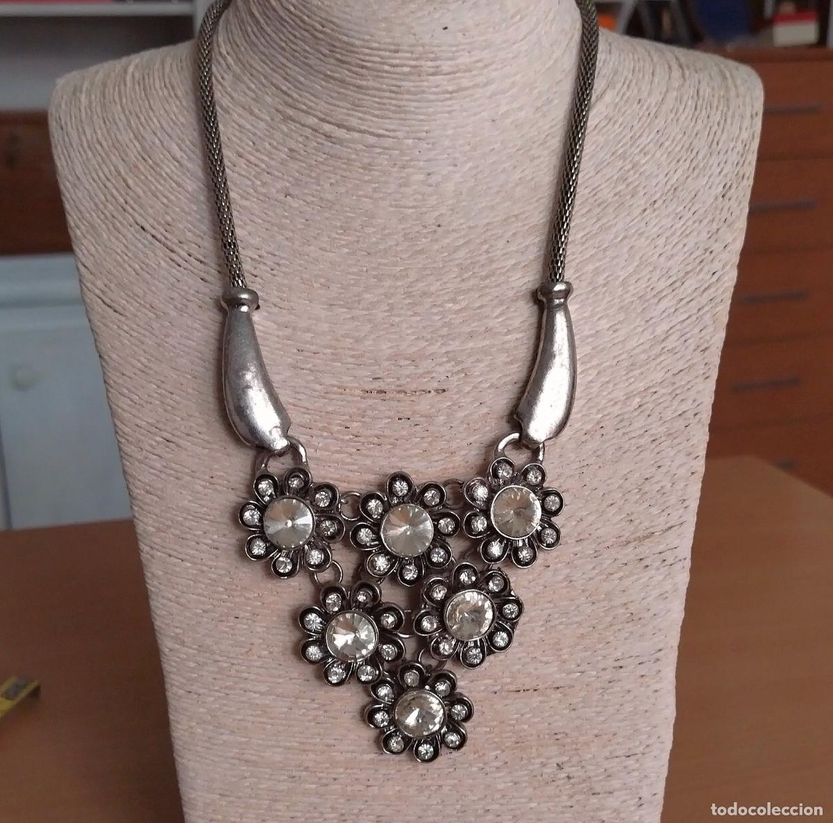 Joyeria: Collar plateado con brillantes cristales. - Foto 3
