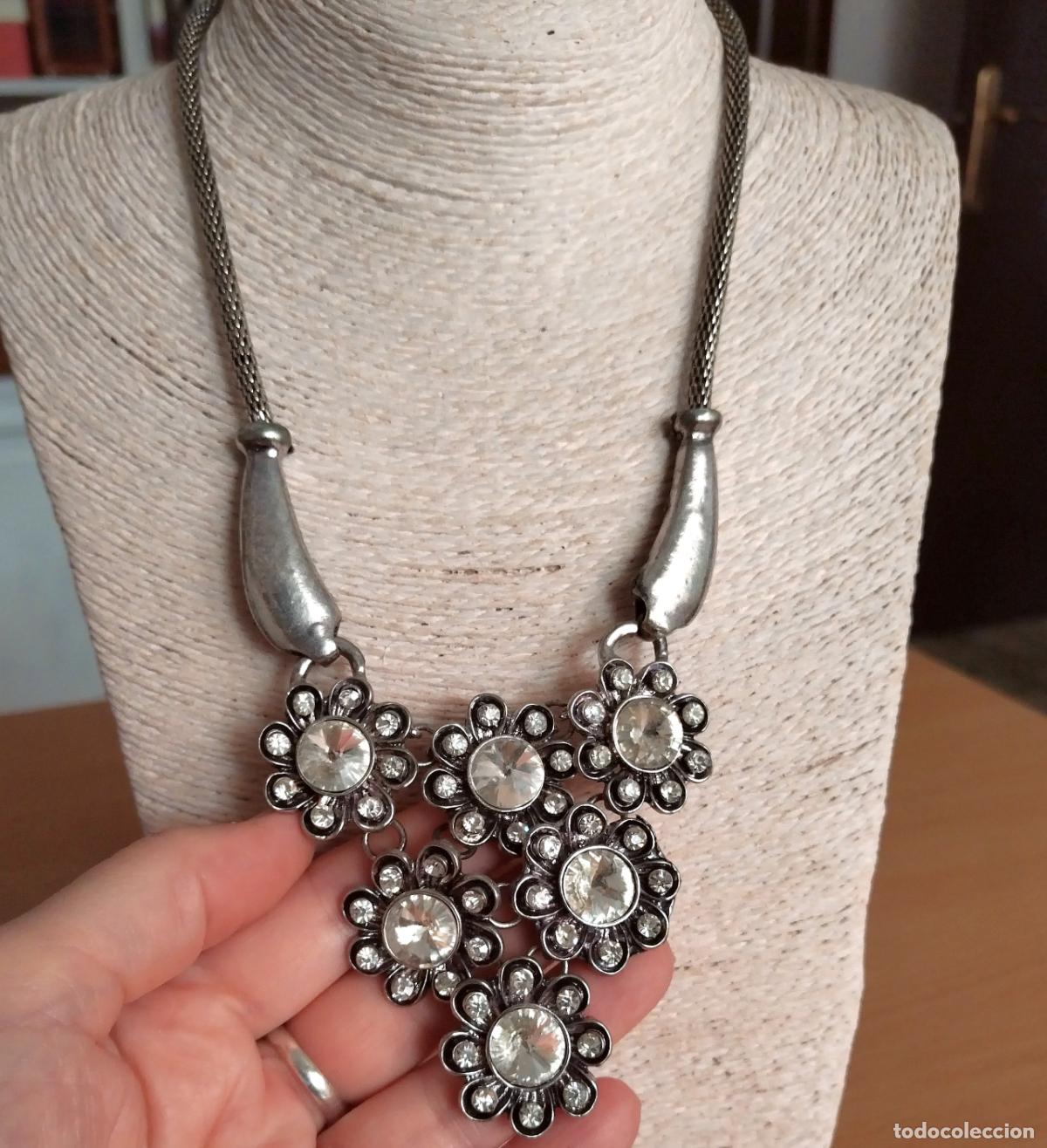 Joyeria: Collar plateado con brillantes cristales. - Foto 1