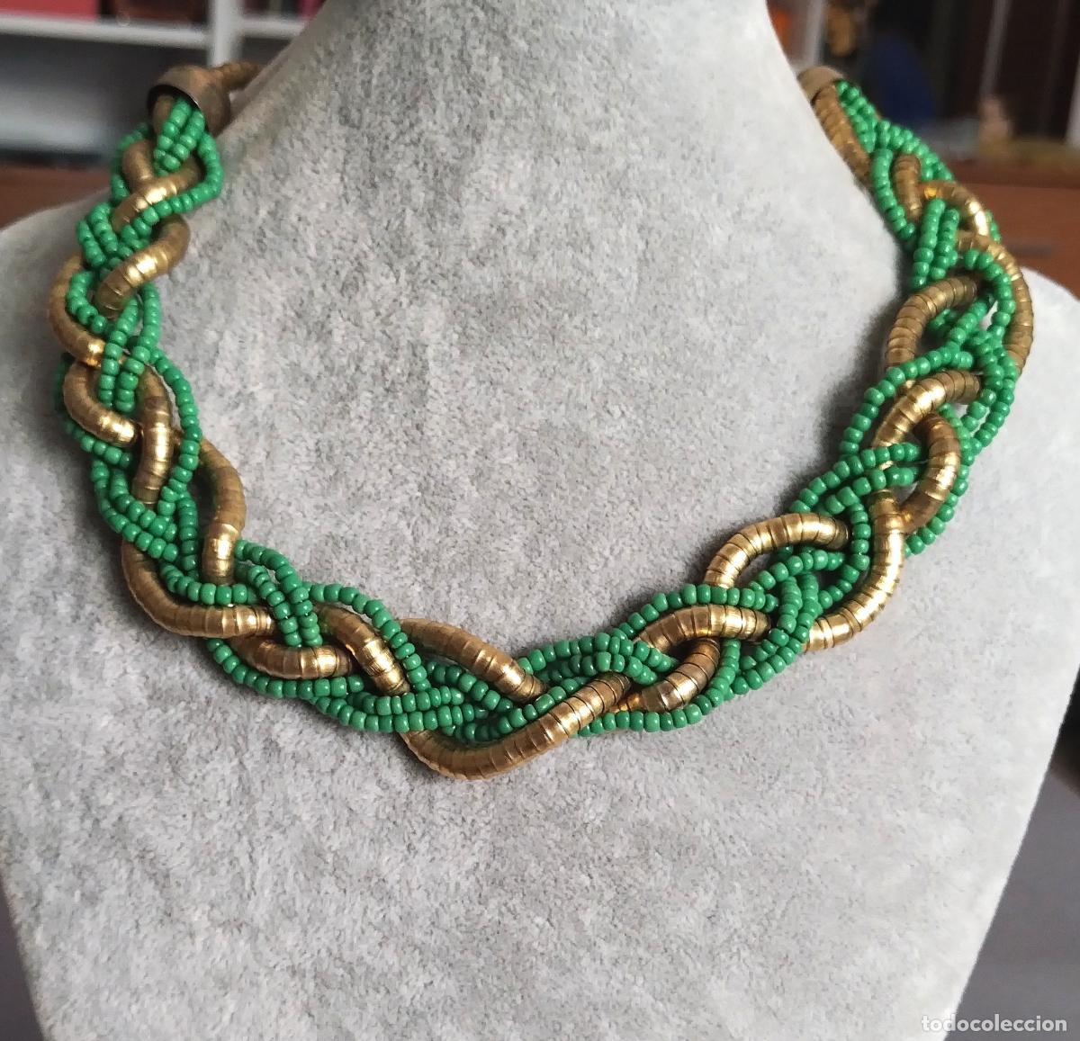 Joyeria: Collar dorado y con piedras verdes. - Foto 3