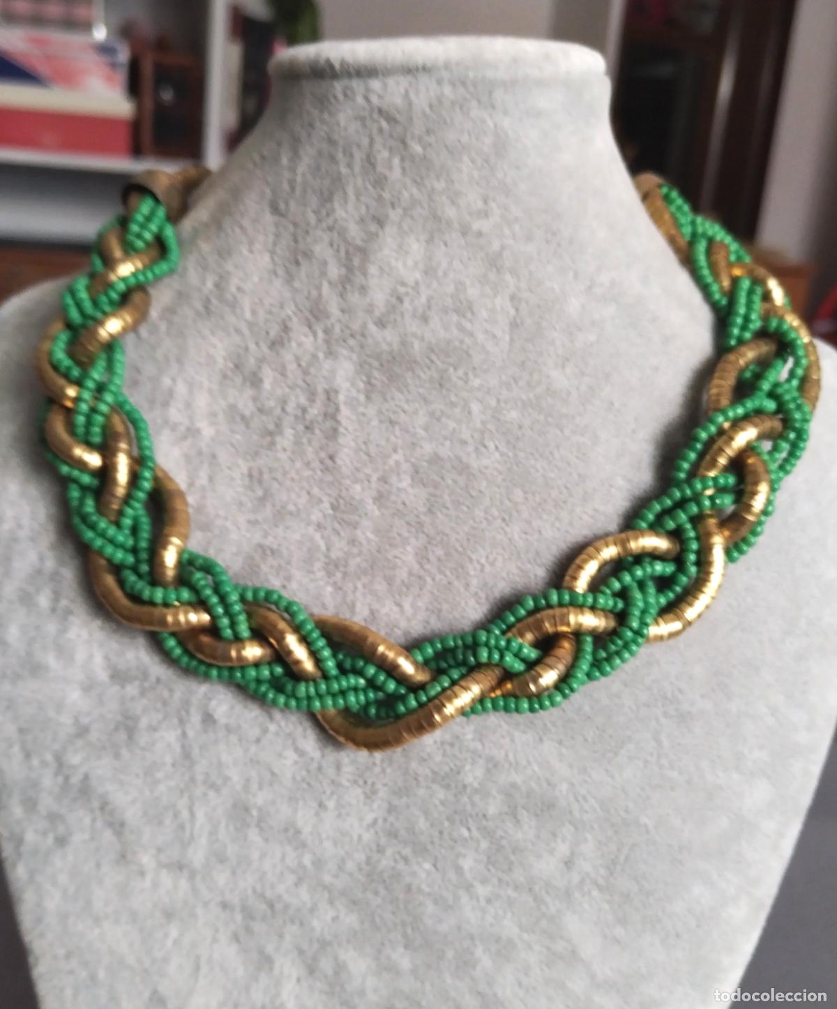 Joyeria: Collar dorado y con piedras verdes. - Foto 1
