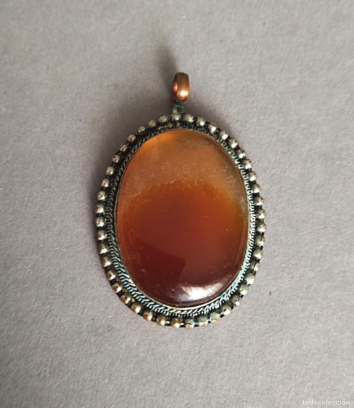 Joyeria: Colgante plateado con &aacute;gata marr&oacute;n. - Foto 2