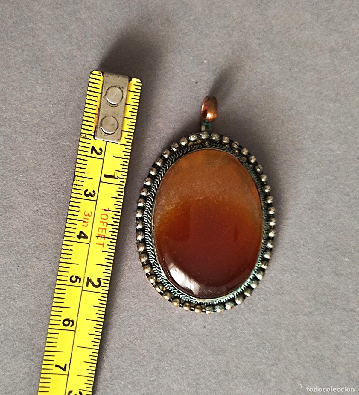 Joyeria: Colgante plateado con &aacute;gata marr&oacute;n. - Foto 3