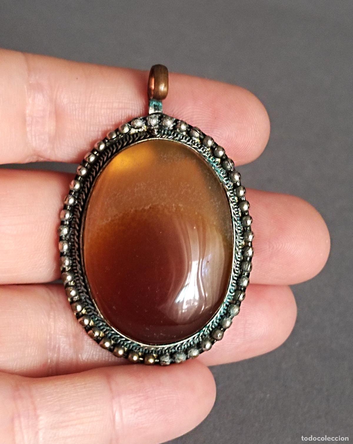 Joyeria: Colgante plateado con &aacute;gata marr&oacute;n. - Foto 1