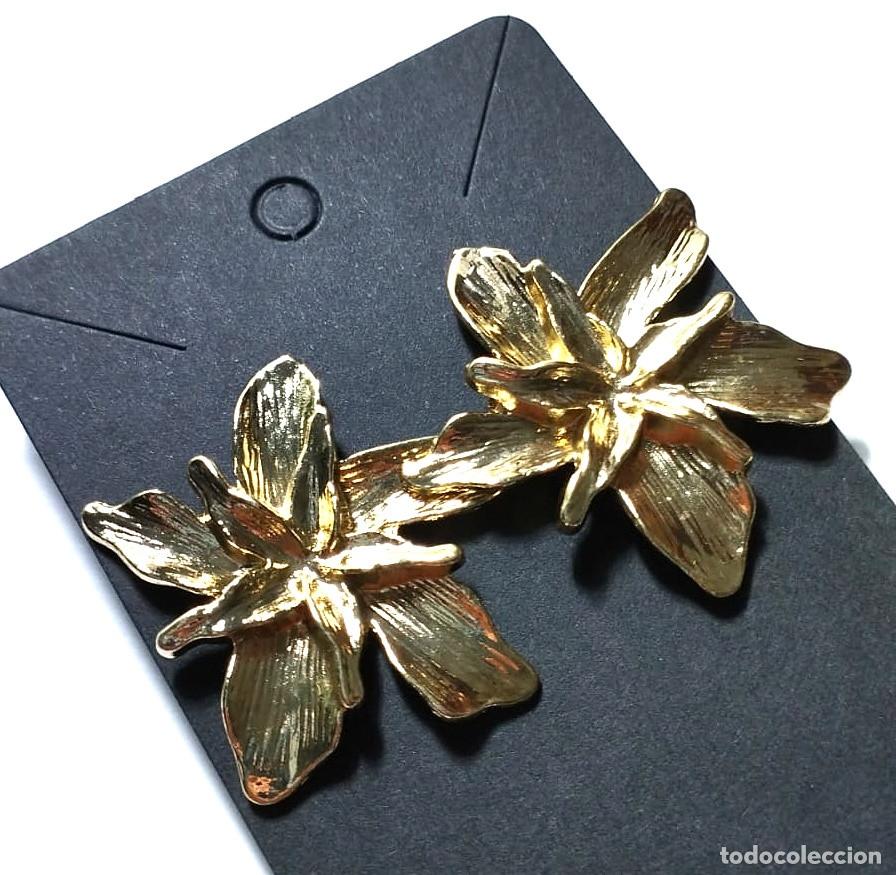 Joyeria: Pendientes flor color oro, Nuevos - Foto 2