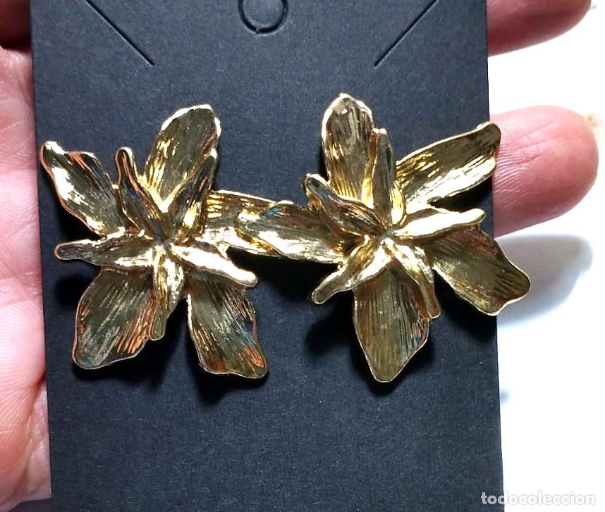 Joyeria: Pendientes flor color oro, Nuevos - Foto 3