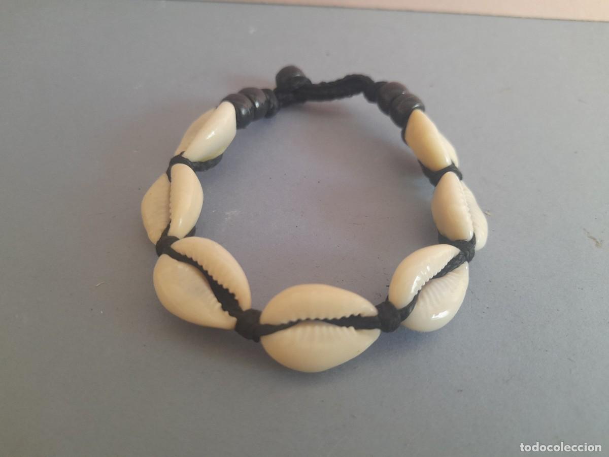 Joyeria: Pulsera africana de conchas cauri y hilo, 23cm aprox de punta a punta - Foto 2
