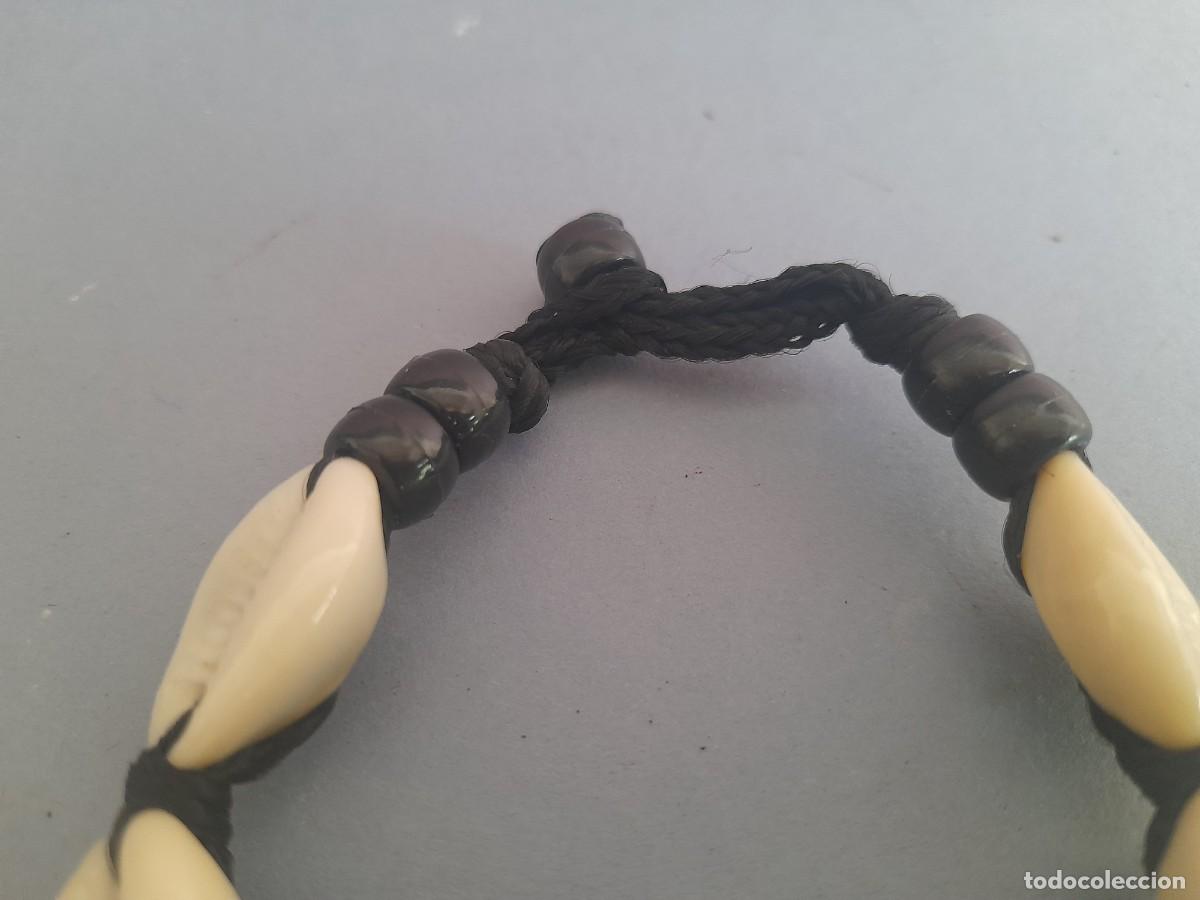 Joyeria: Pulsera africana de conchas cauri y hilo, 23cm aprox de punta a punta - Foto 3
