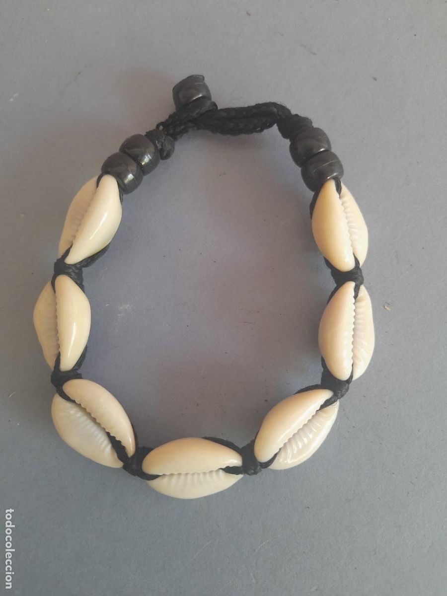 Joyeria: Pulsera africana de conchas cauri y hilo, 23cm aprox de punta a punta - Foto 1