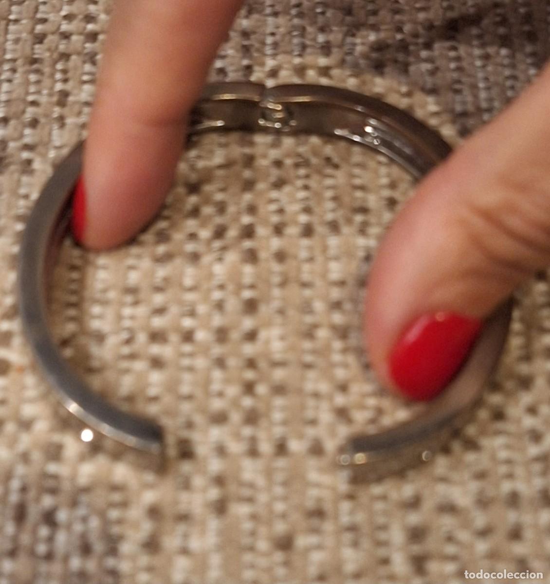 Joyeria: Pulsera r&iacute;gida plateada con tornillos decorativos (estilo Love) - Foto 2