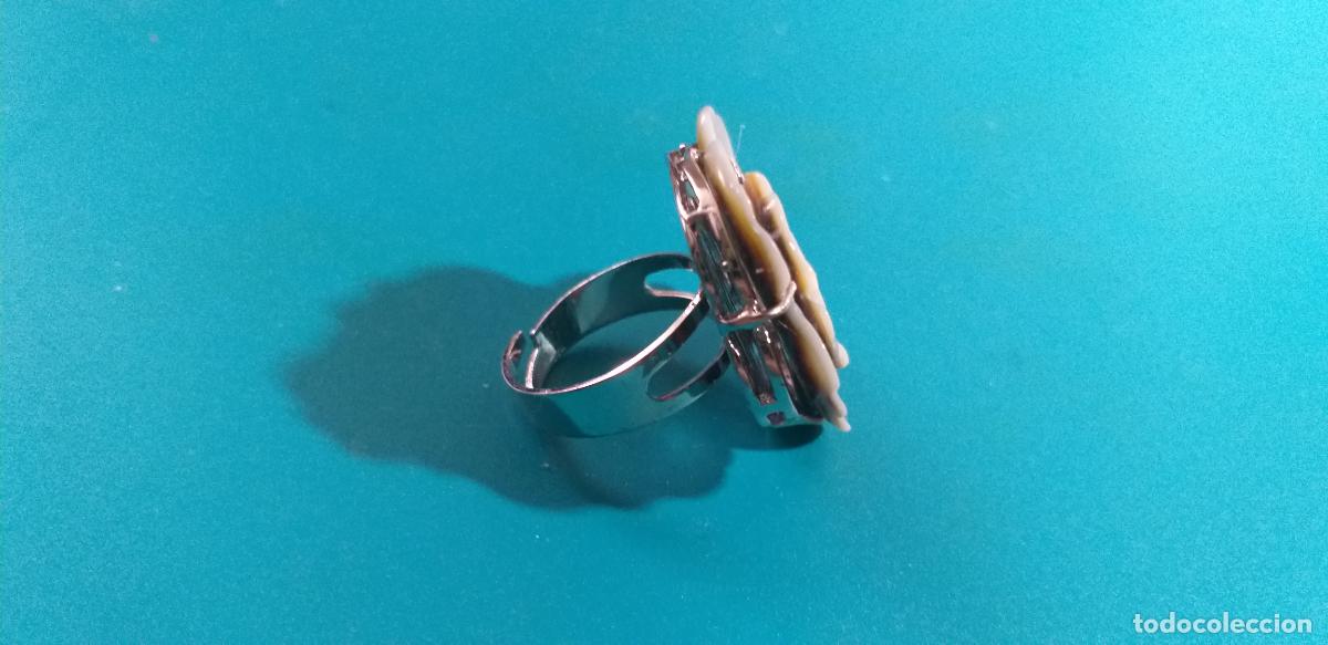 Joyeria: Anillo con forma de flor. - Foto 2