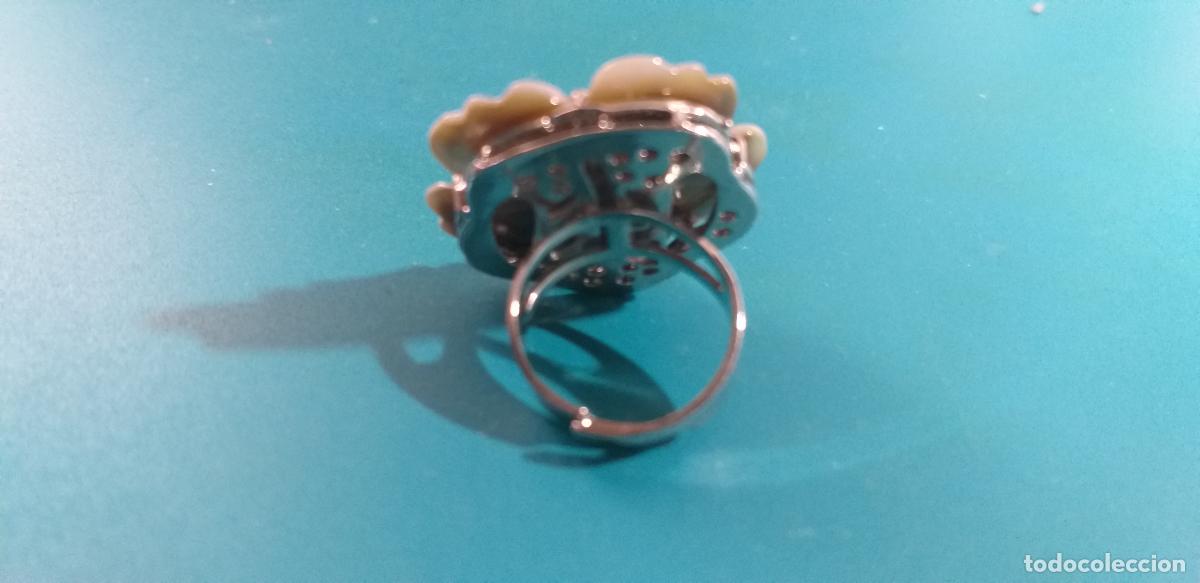 Joyeria: Anillo con forma de flor. - Foto 3