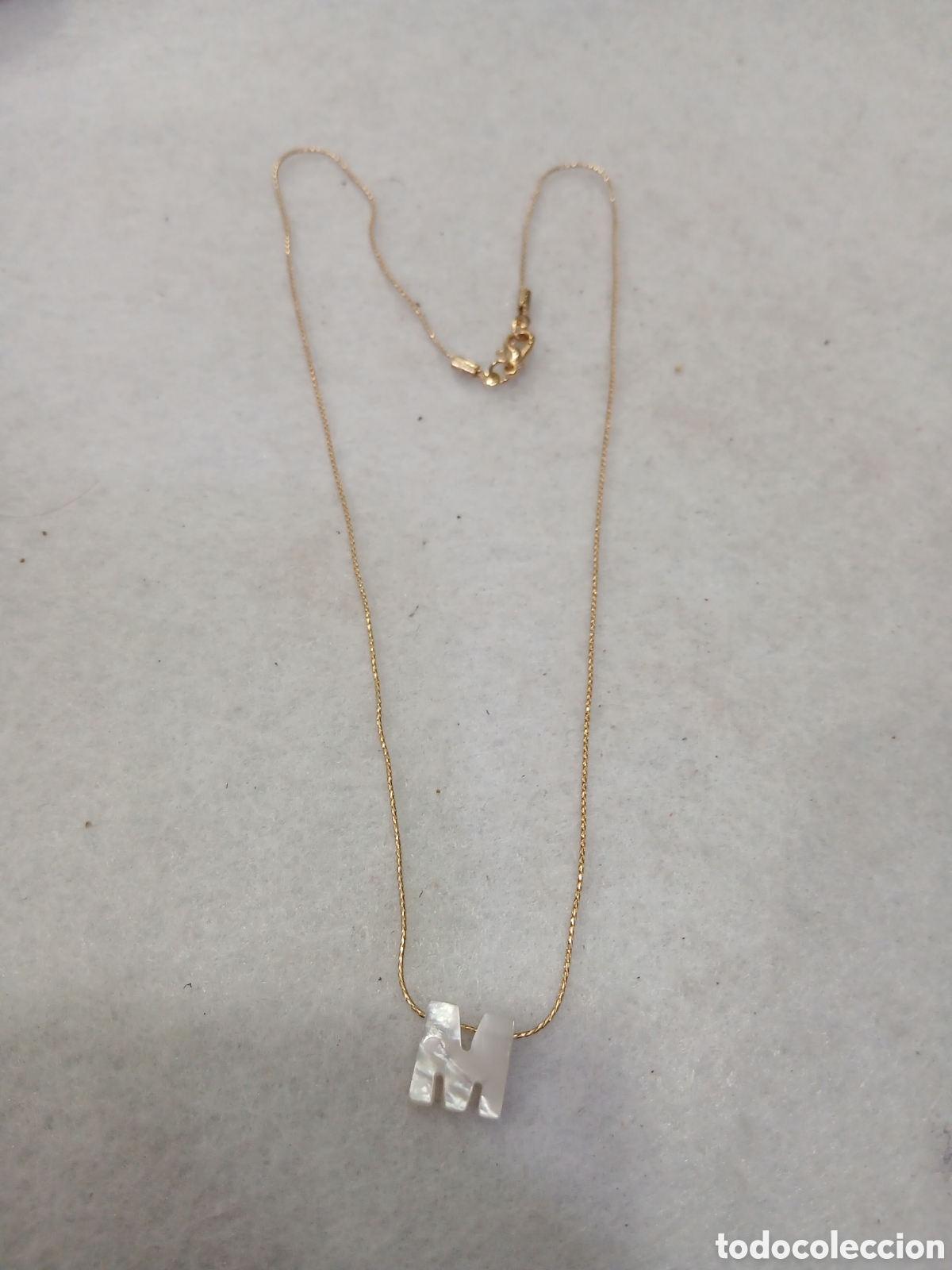 Joyeria: Cadena dorada con letra M en nacar. (L127) - Foto 1
