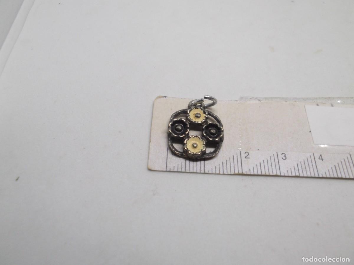 Joyeria: Colgante de metal con flores - Foto 1
