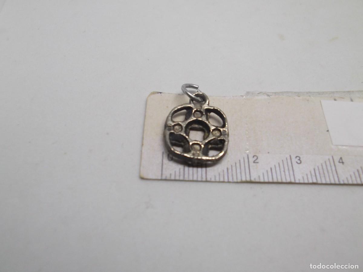 Joyeria: Colgante de metal con flores - Foto 2