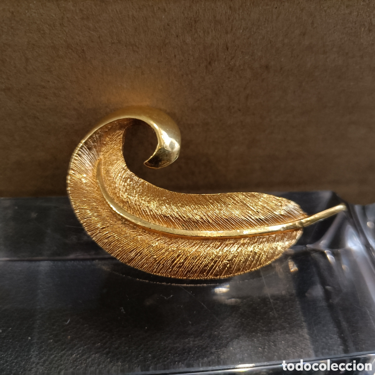 Joyeria: Broche dorado con forma de pluma. - Foto 1