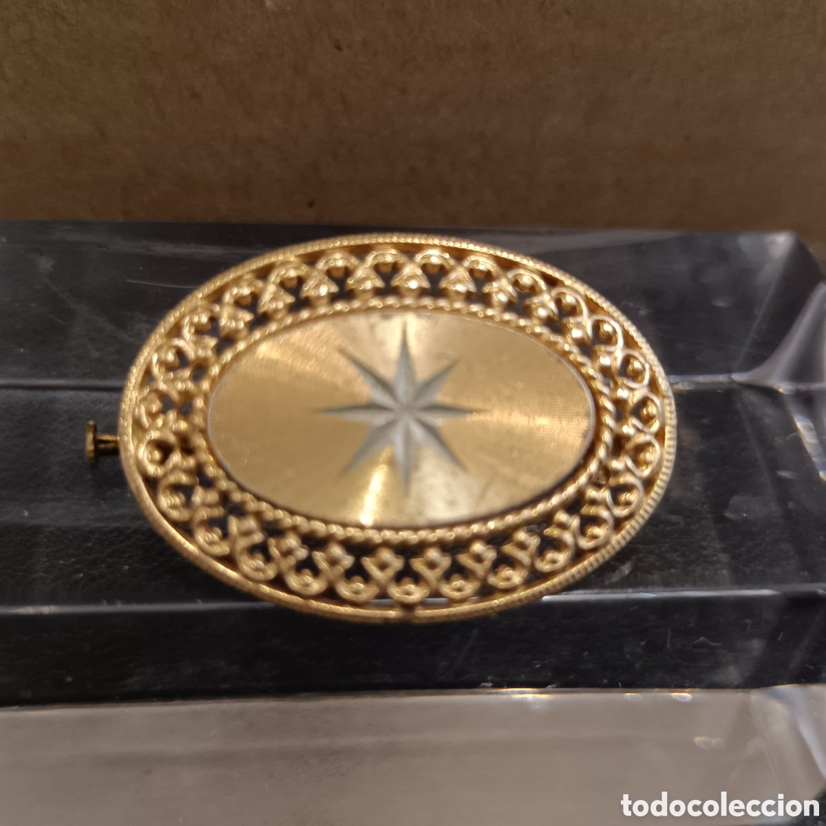 Joyeria: Broche dorado con dise&ntilde;o de estrella. - Foto 1