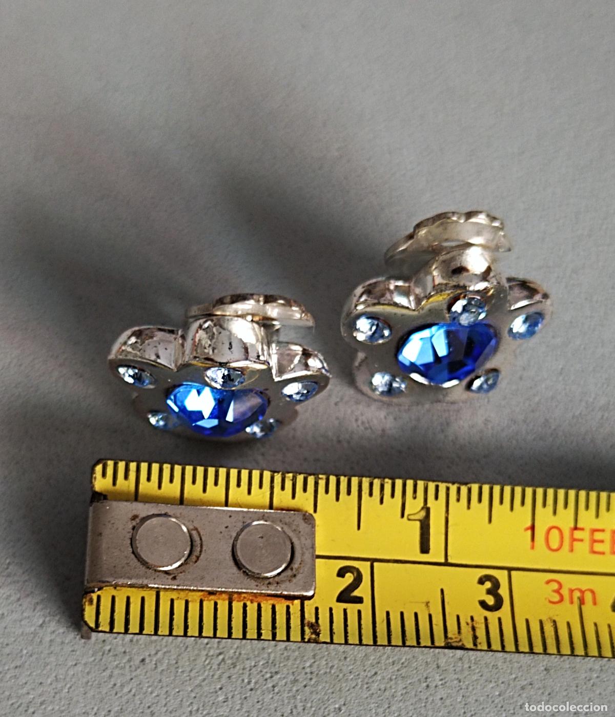 Joyeria: Pendientes plateados con forma de flor, cierre de clip. - Foto 3
