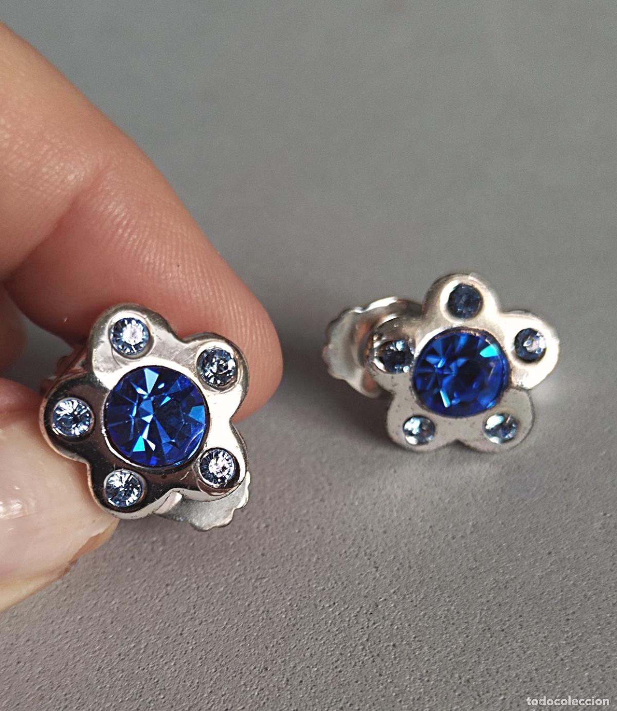 Joyeria: Pendientes plateados con forma de flor, cierre de clip. - Foto 4