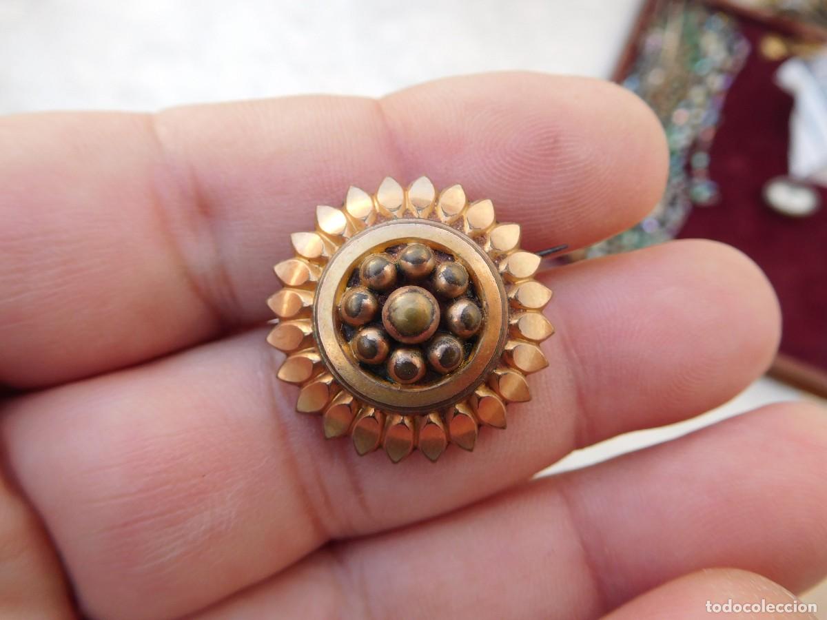 Joyeria: Broche antiguo de metal chapado en oro - Foto 1