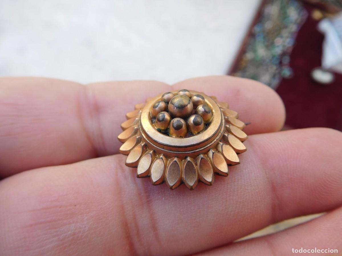 Joyeria: Broche antiguo de metal chapado en oro - Foto 2