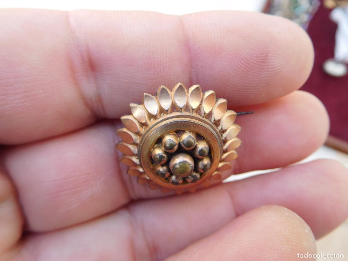 Joyeria: Broche antiguo de metal chapado en oro - Foto 3