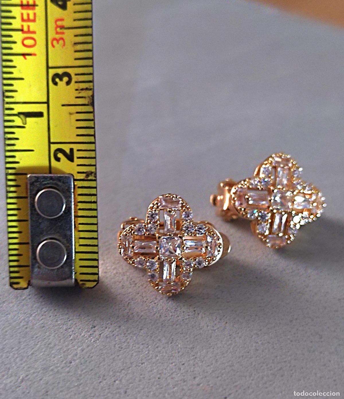 Joyeria: Pendientes dorados con cristalitos, cierre de clip. - Foto 2