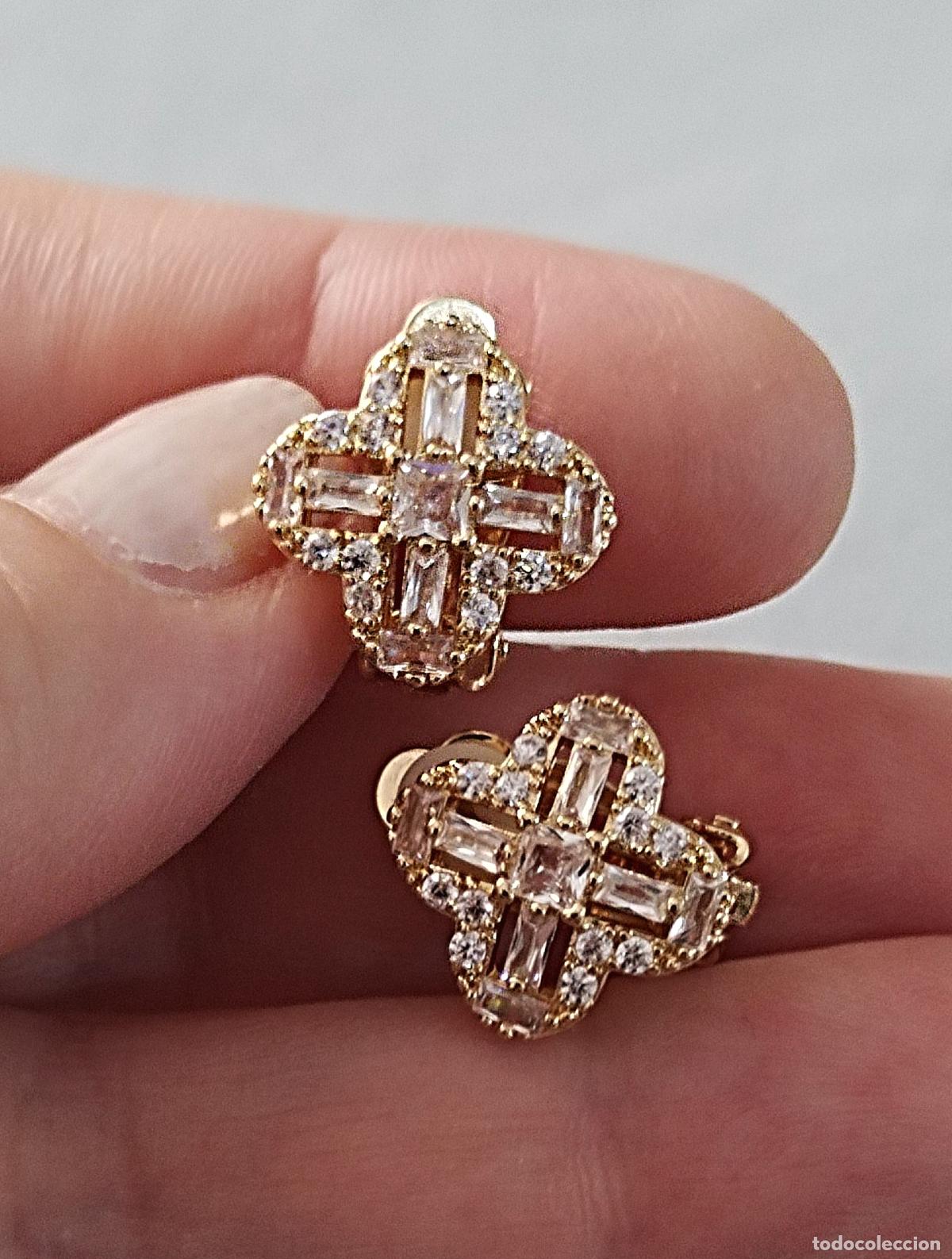 Joyeria: Pendientes dorados con cristalitos, cierre de clip. - Foto 1