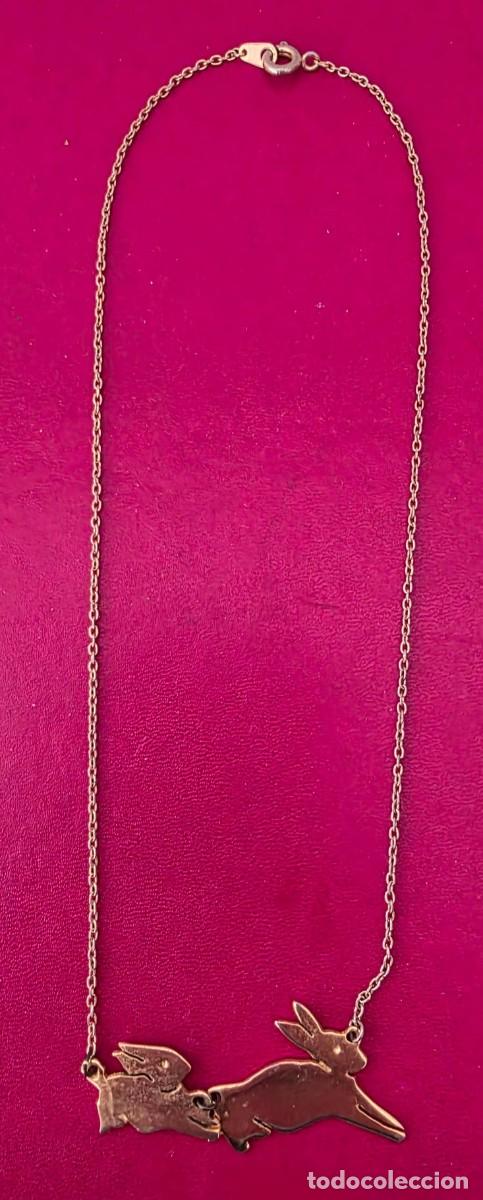 Joyeria: Collar de dos conejos saltando en chapa dorada - Foto 1