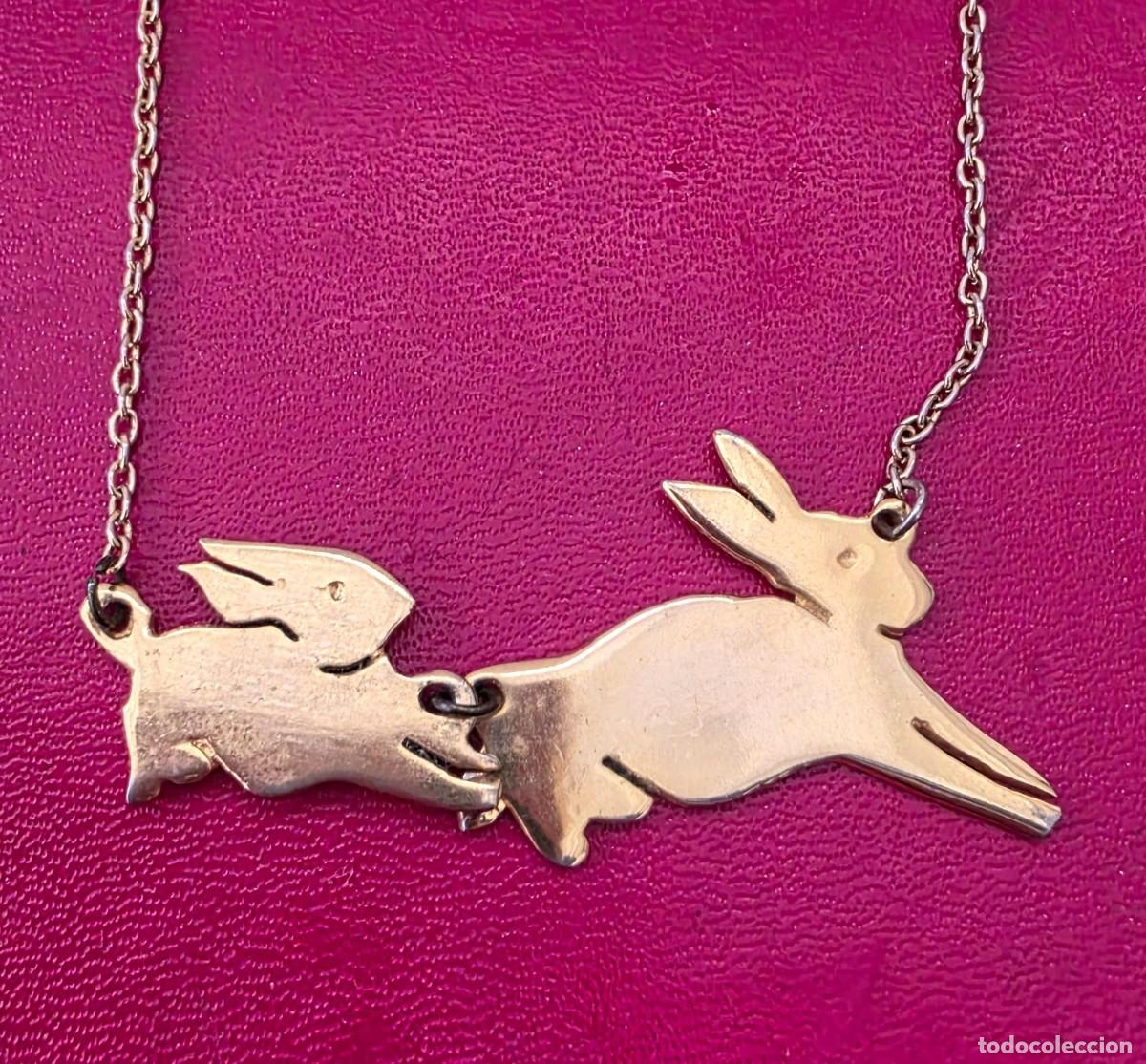 Joyeria: Collar de dos conejos saltando en chapa dorada - Foto 2